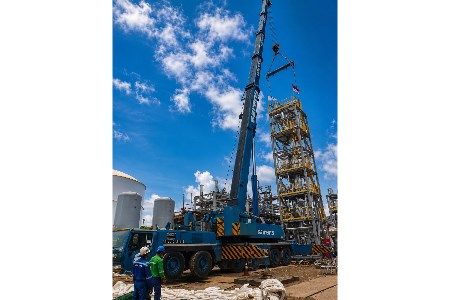 Sarens performs lifting and handling operations for structural piping materials in Bontang, Kalimantan